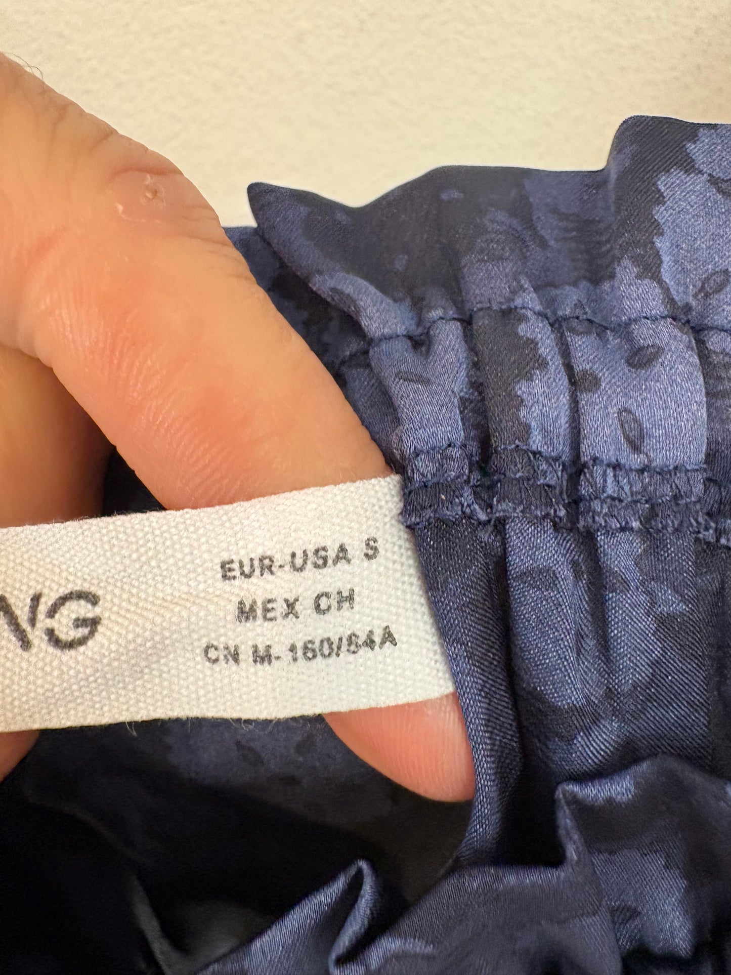 MANGO. Crop top satinado estampado