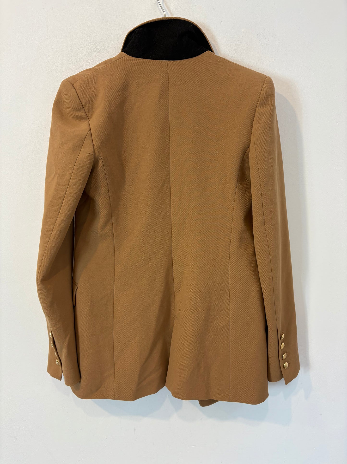 ZARA. Blazer camel botones dorados