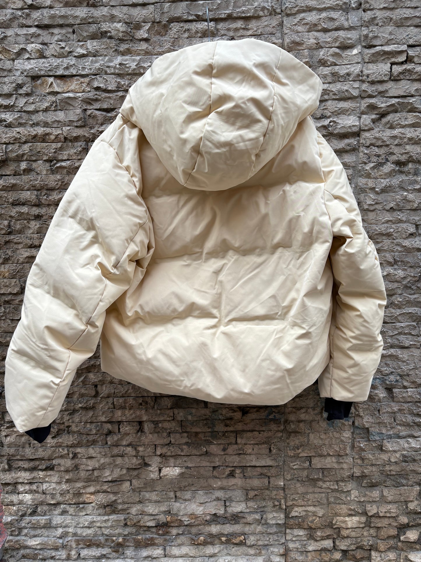 OYSHO. Plumas ski collection crema