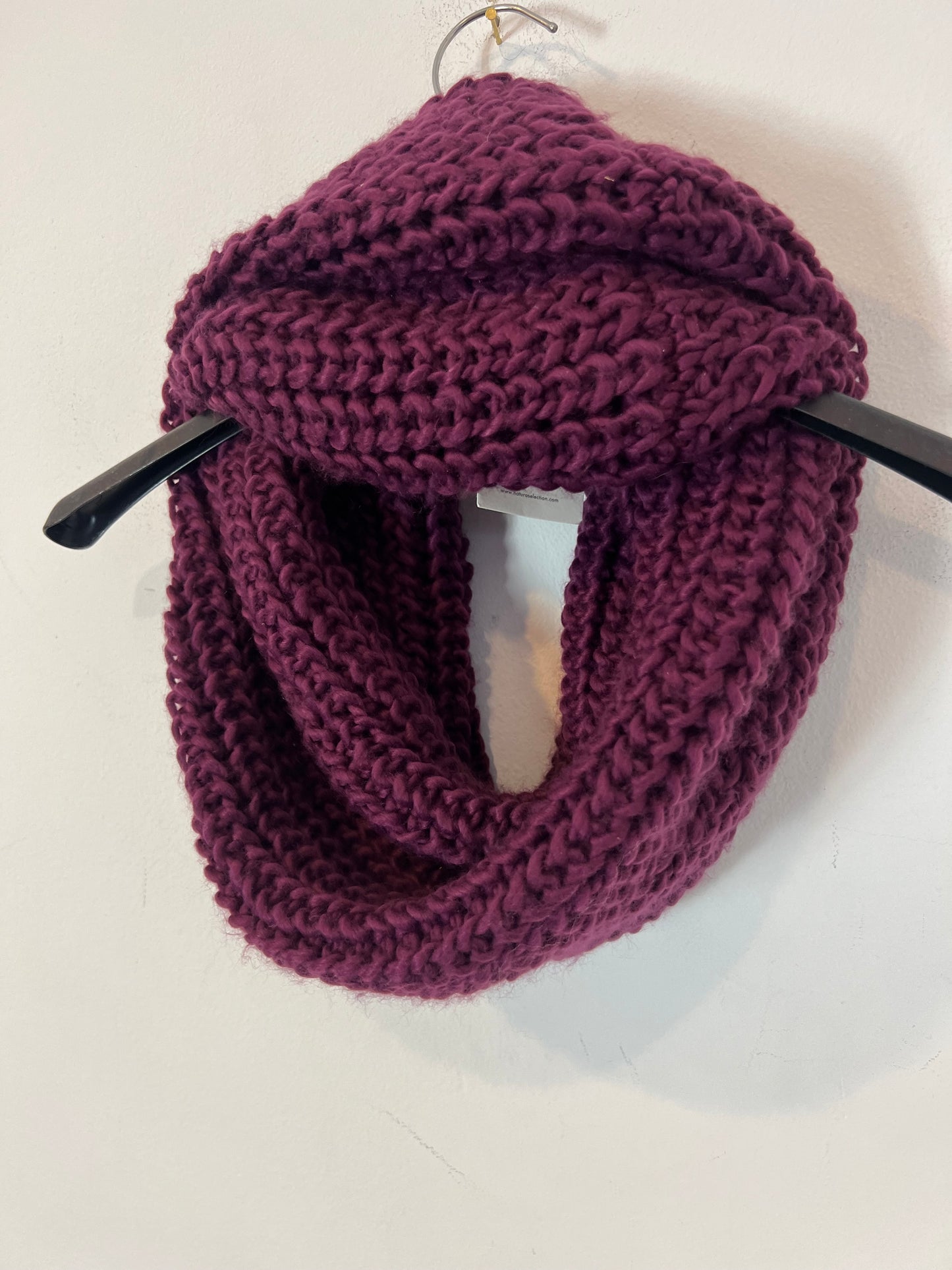 NATURA. Burgundy knit collar