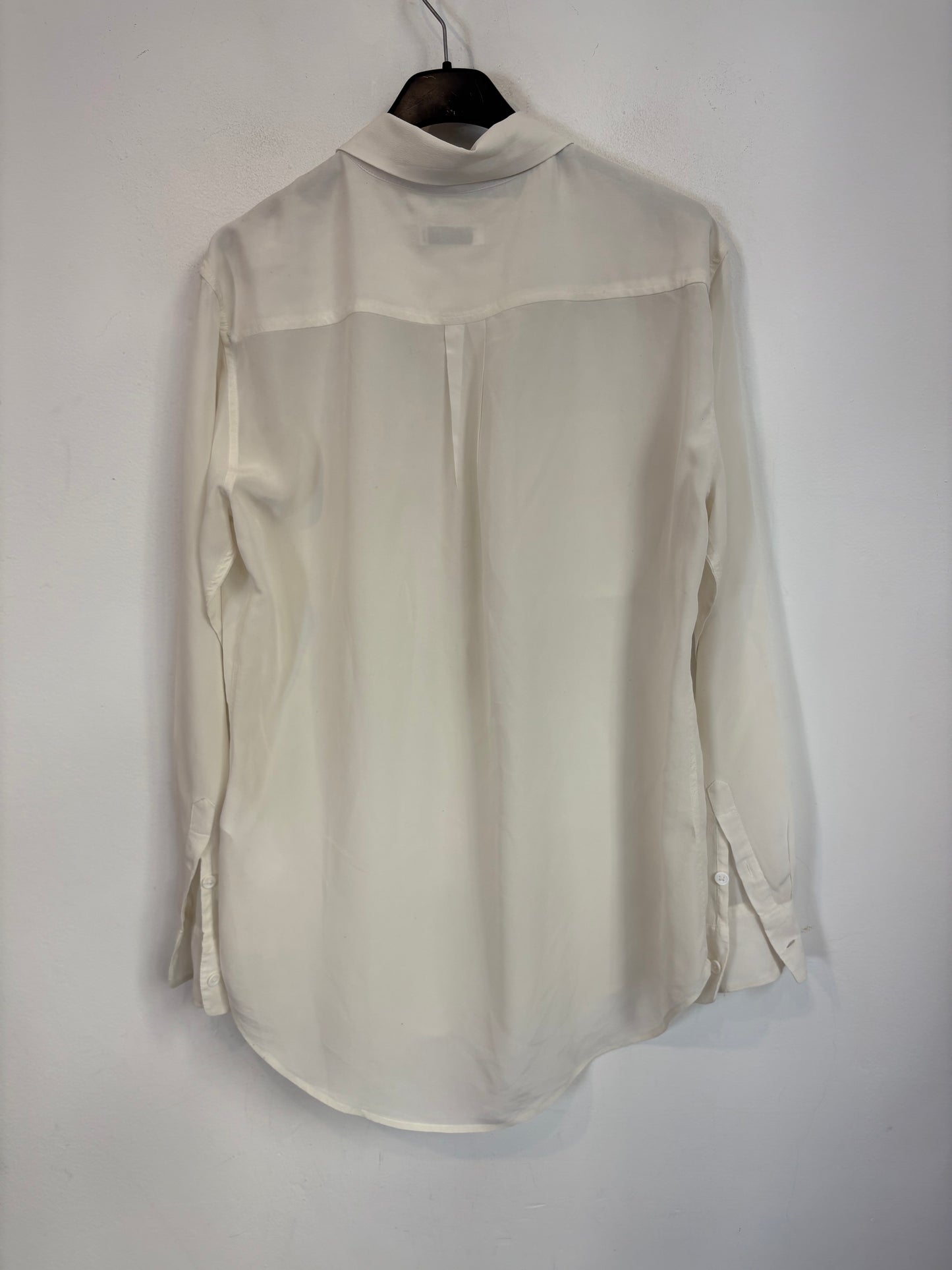 EQUIPMENT. Blusa blanca seda bolsillos