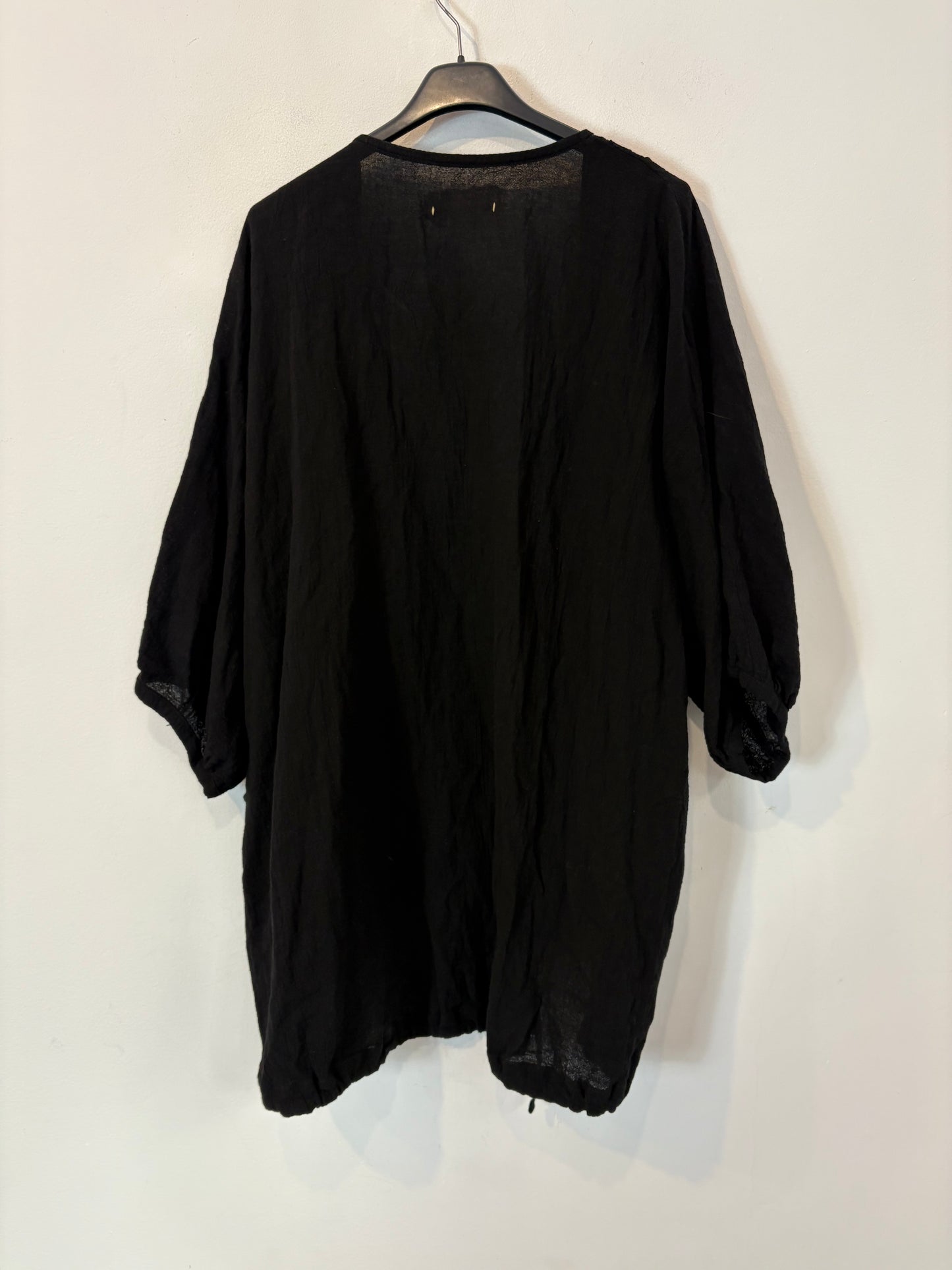 OTRAS. Kimono negro textura