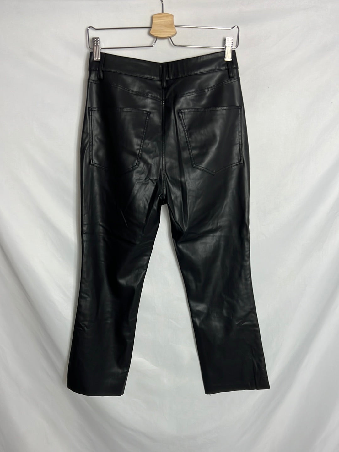 ZARA. Pantalón efecto piel negro cropped . T 38