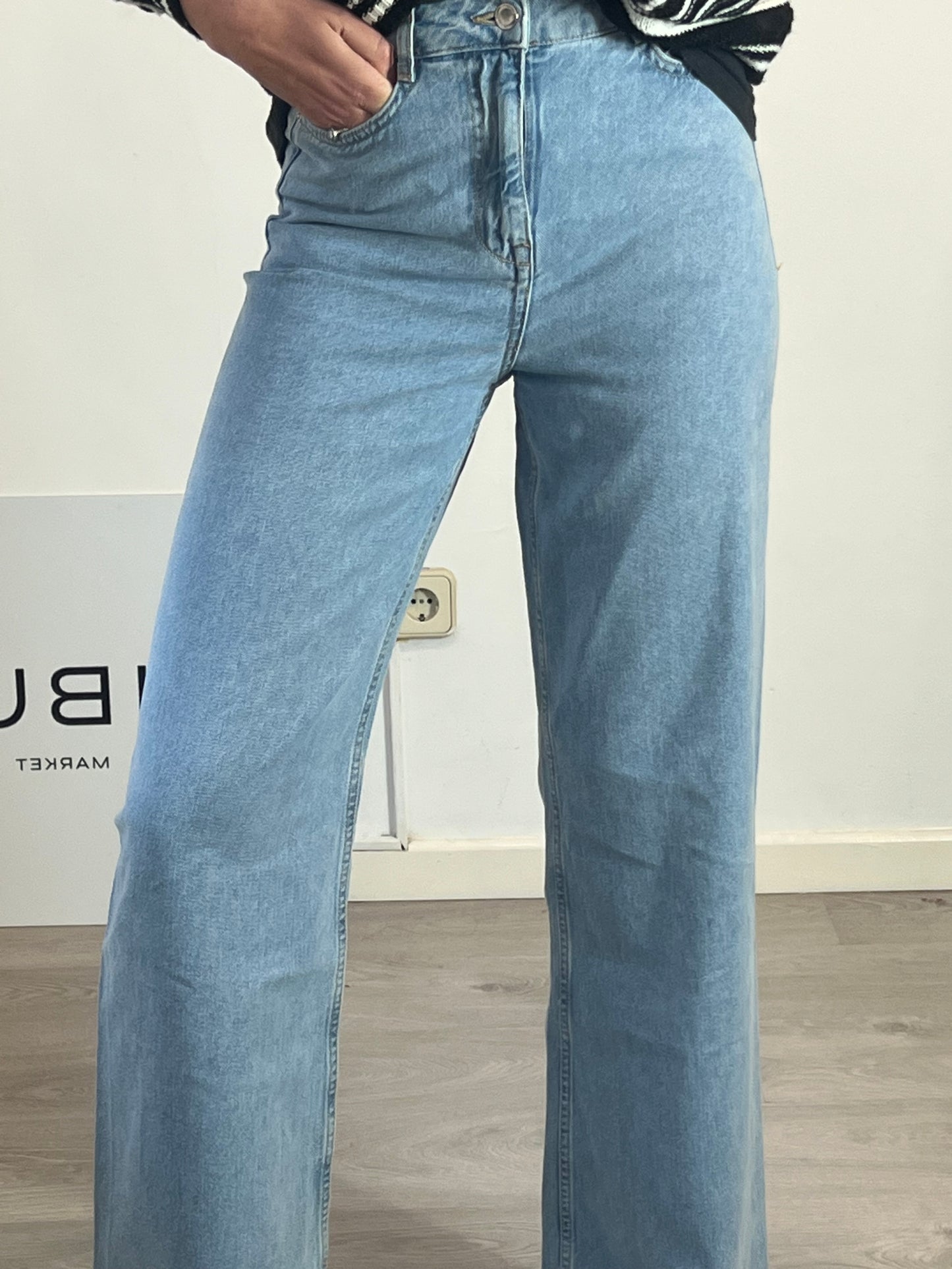 ZARA. Pantalón pata ancha ligero. T 36