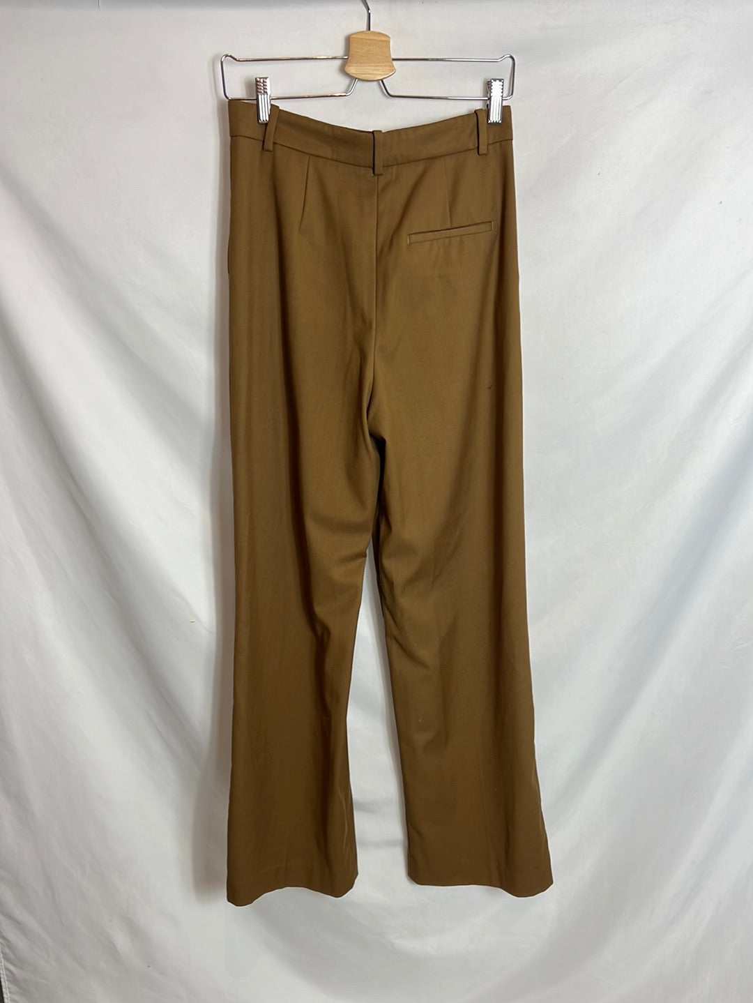 ZARA. Pantalón verde caqui para ancha. T S