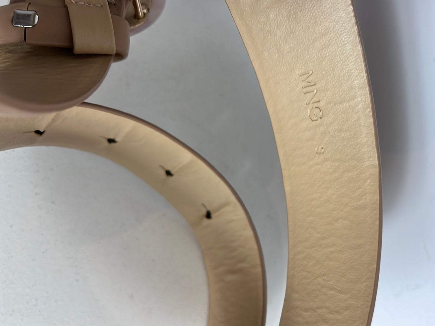 MANGO. Cinturón beige detalle hebilla. T S