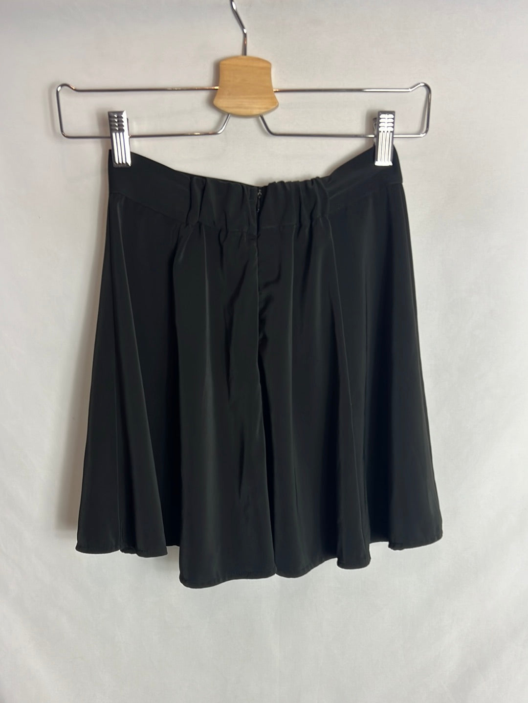 BRANDY MELVILLE. Falda corta negra vuelo. T XS