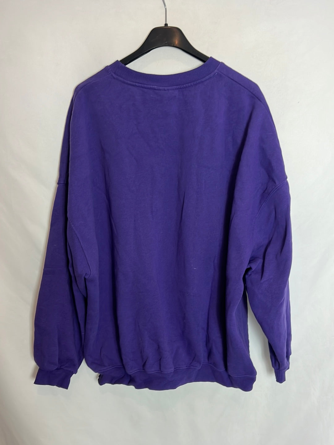 PULL&BEAR. Sudadera morada letras T.xl