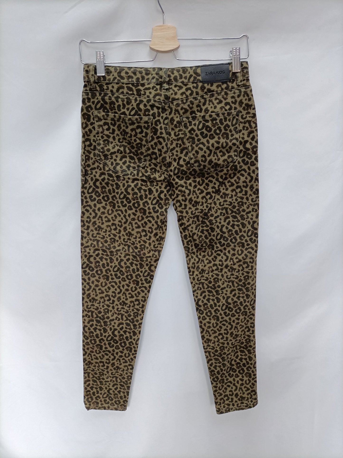 ZARA. Pantalón animal print T.13/14