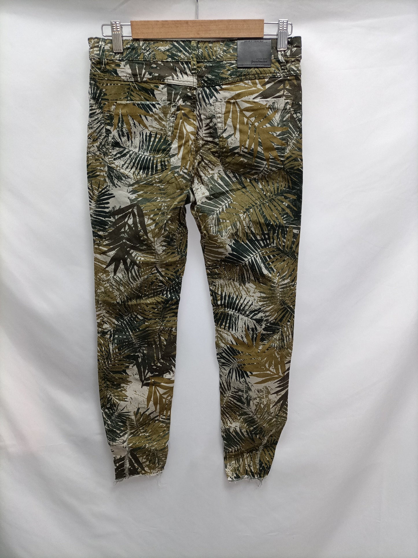 STRADIVARIUS. Leaf-print skinny trousers, size 36