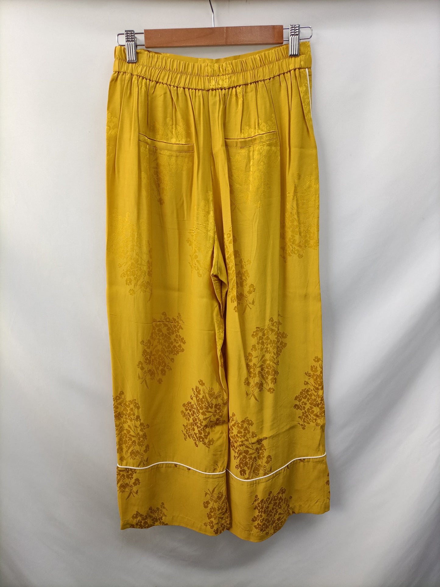 BERSHKA. Pantalón culotte flores T.M