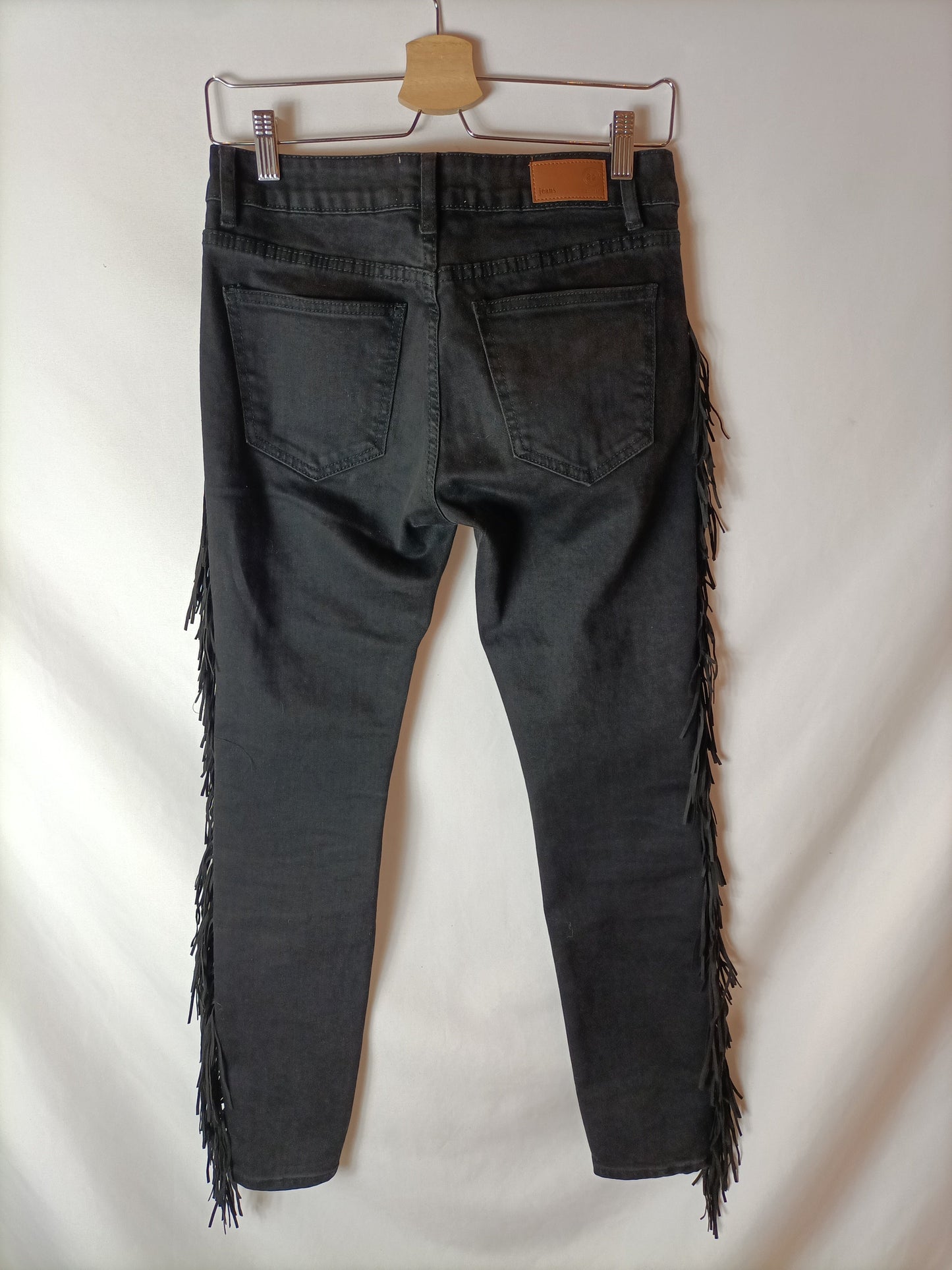 ESTUDIA 22. Pantalón negros flecos laterales T.m