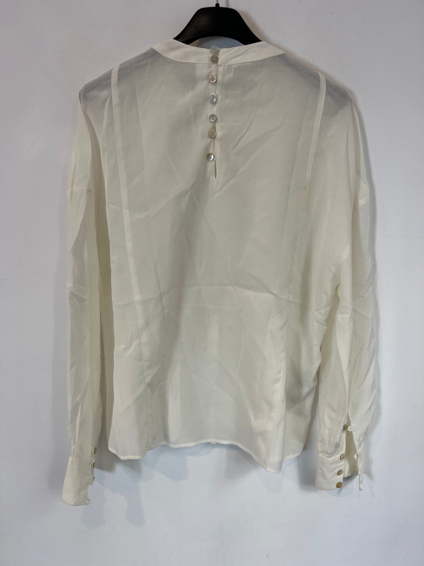 MANGO. Ecru blouse with neckline detail. Size XS