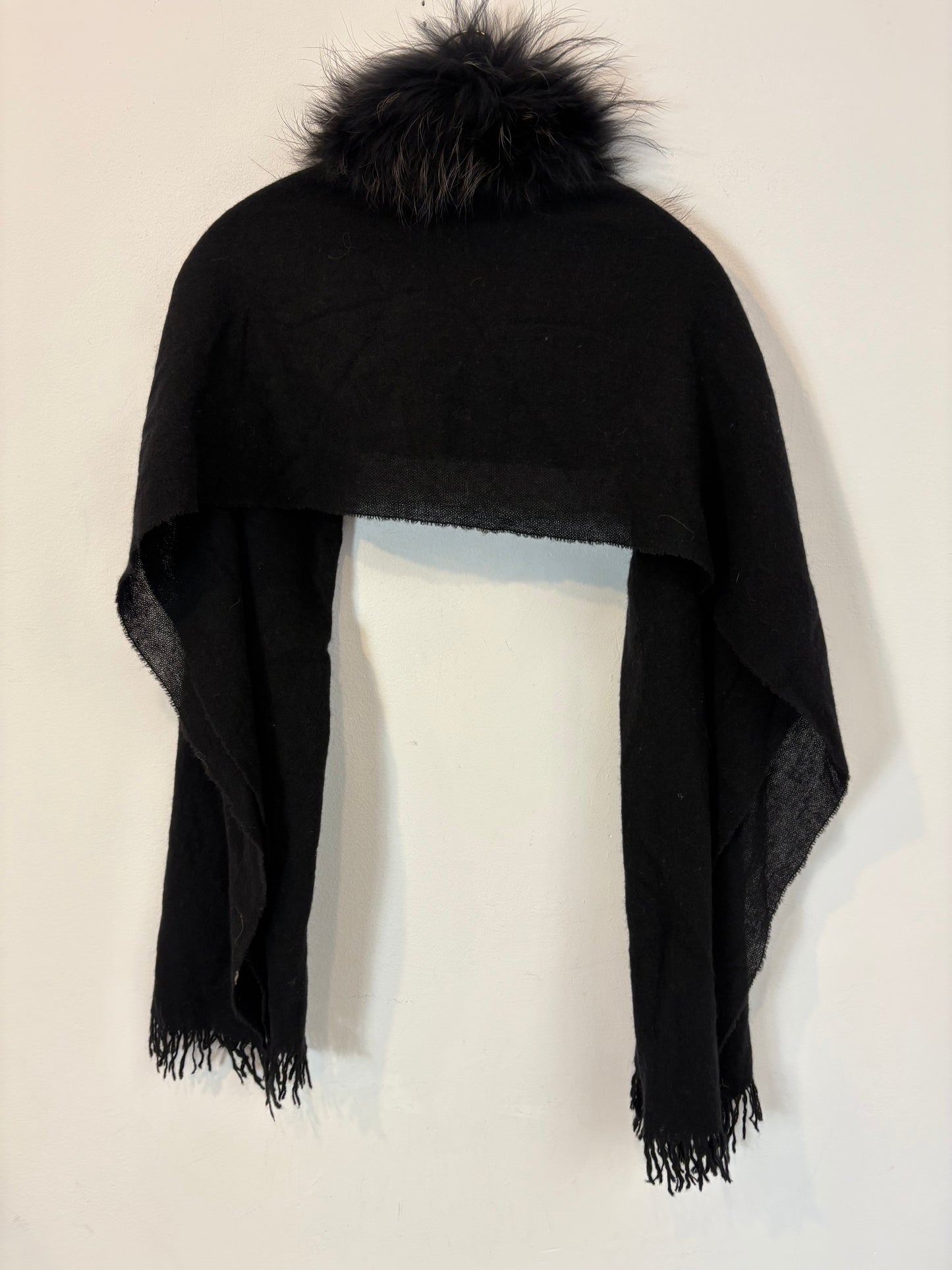 FALCONERI. Bufanda negra con pelo natural