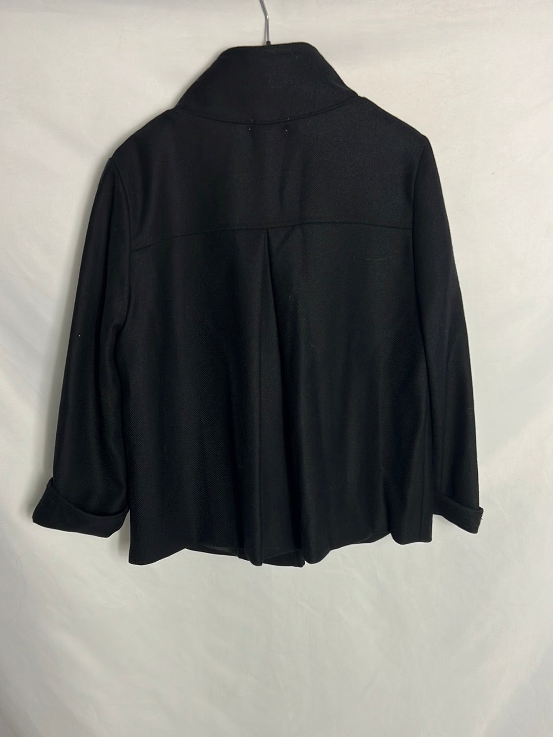 JACKET. Chaqueta lana negra volante. T 38