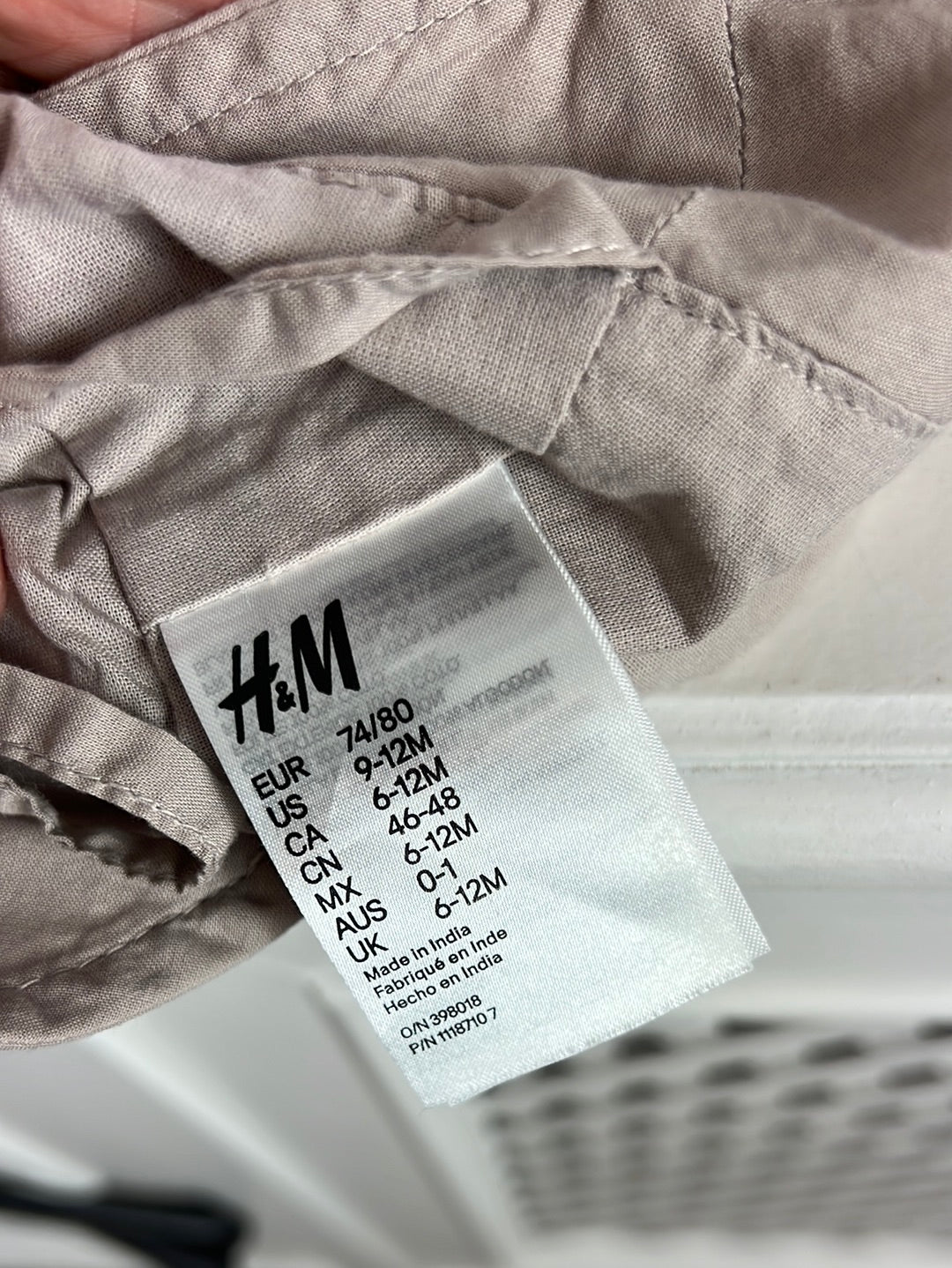 H&M. Bucket beige oscuro T 6-12 meses