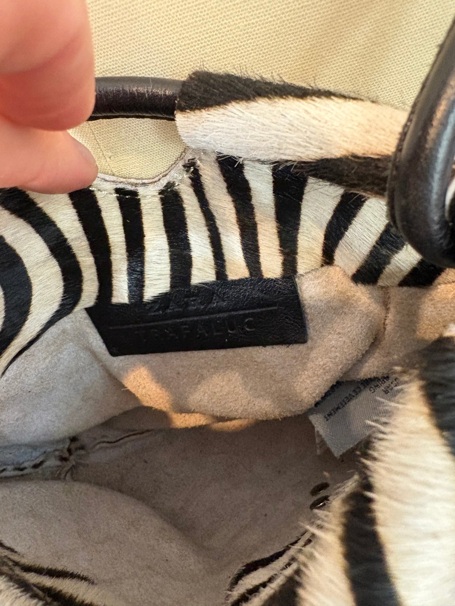 ZARA. Bolso piel animal print