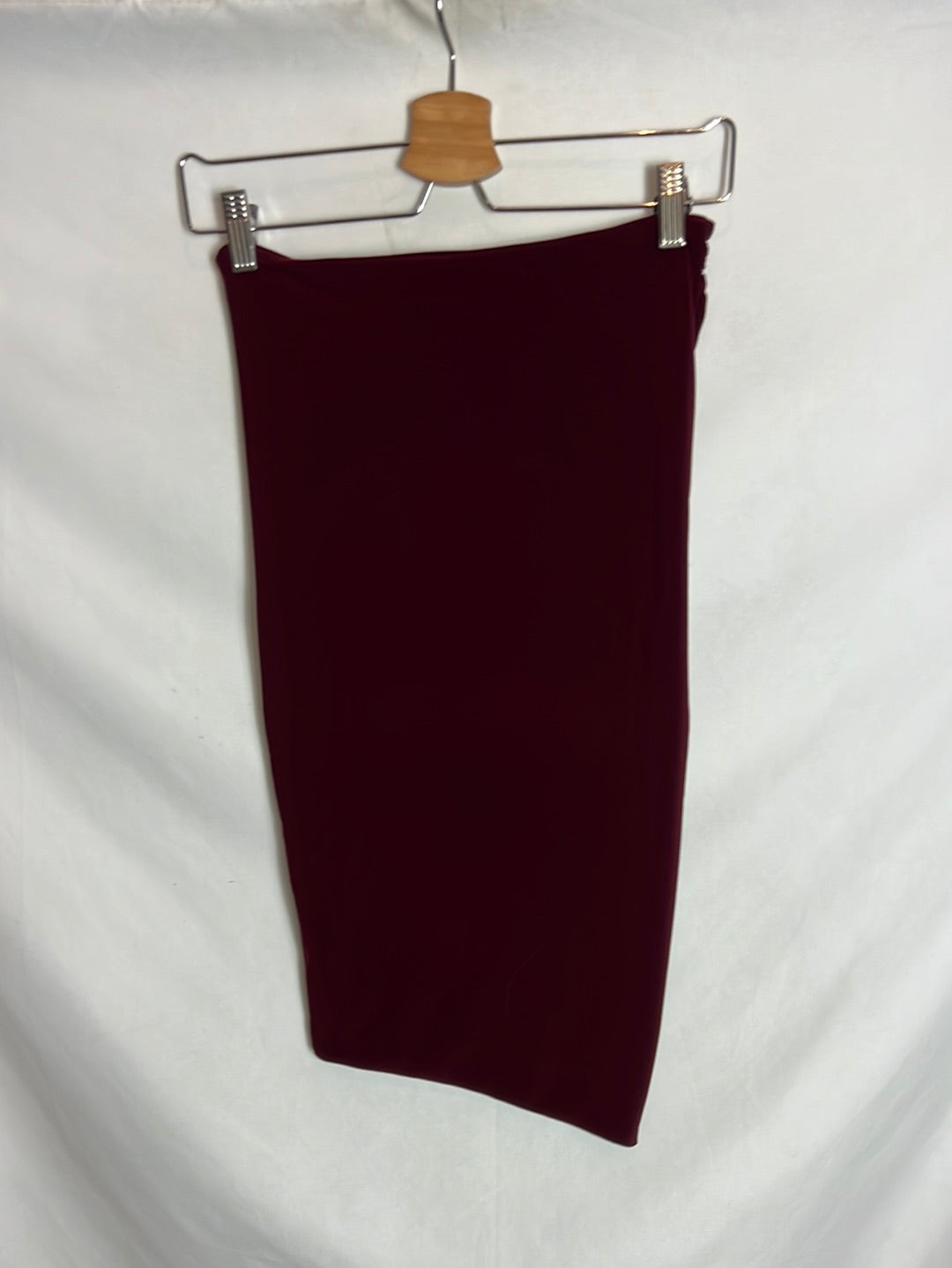 LOLA LI. Elastic burgundy gathered skirt. Size 38 (S)