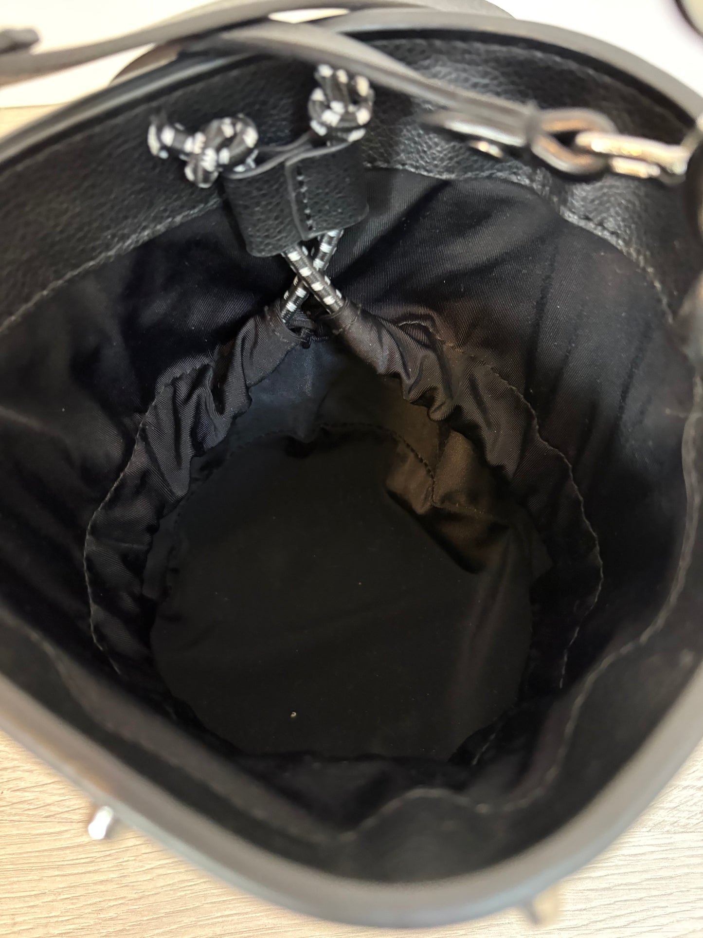 ZARA. Bolso negro tachuelas