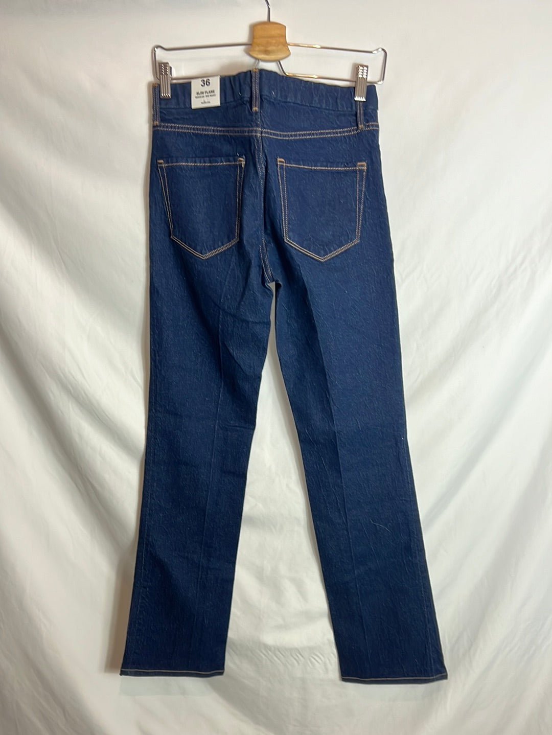 MANGO. Denim ligeramente acampanado. T 36