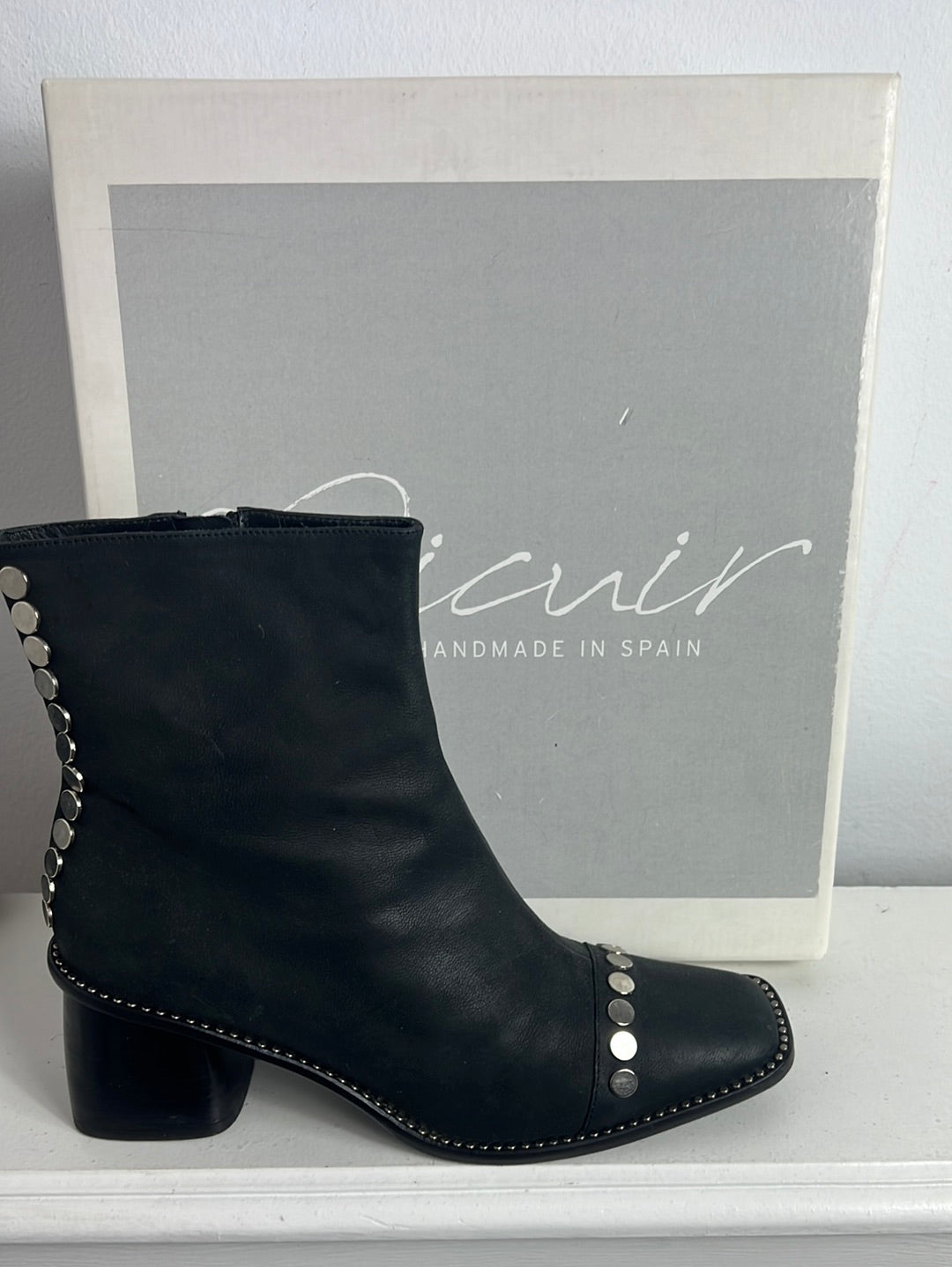 MICUIR. botas negras tachuelas T.39
