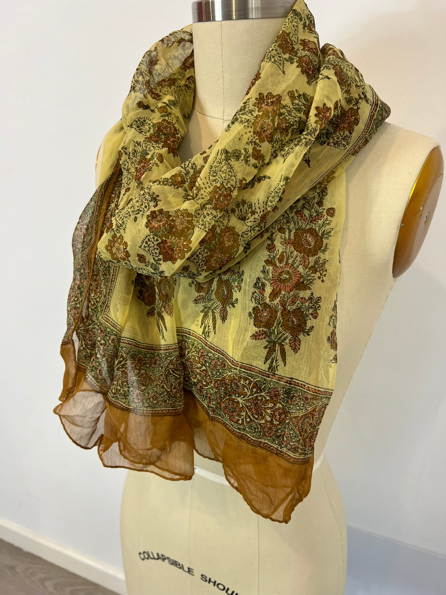 OTRAS. pañuelo tonos verdes flores