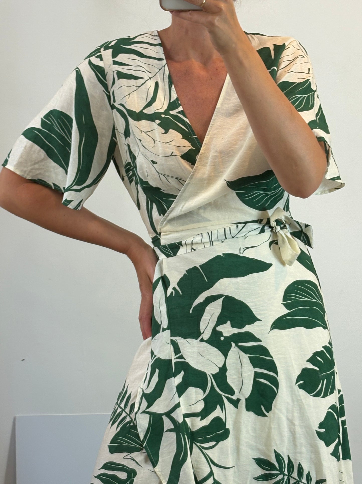 MANGO. Vestido largo cruzado estampado