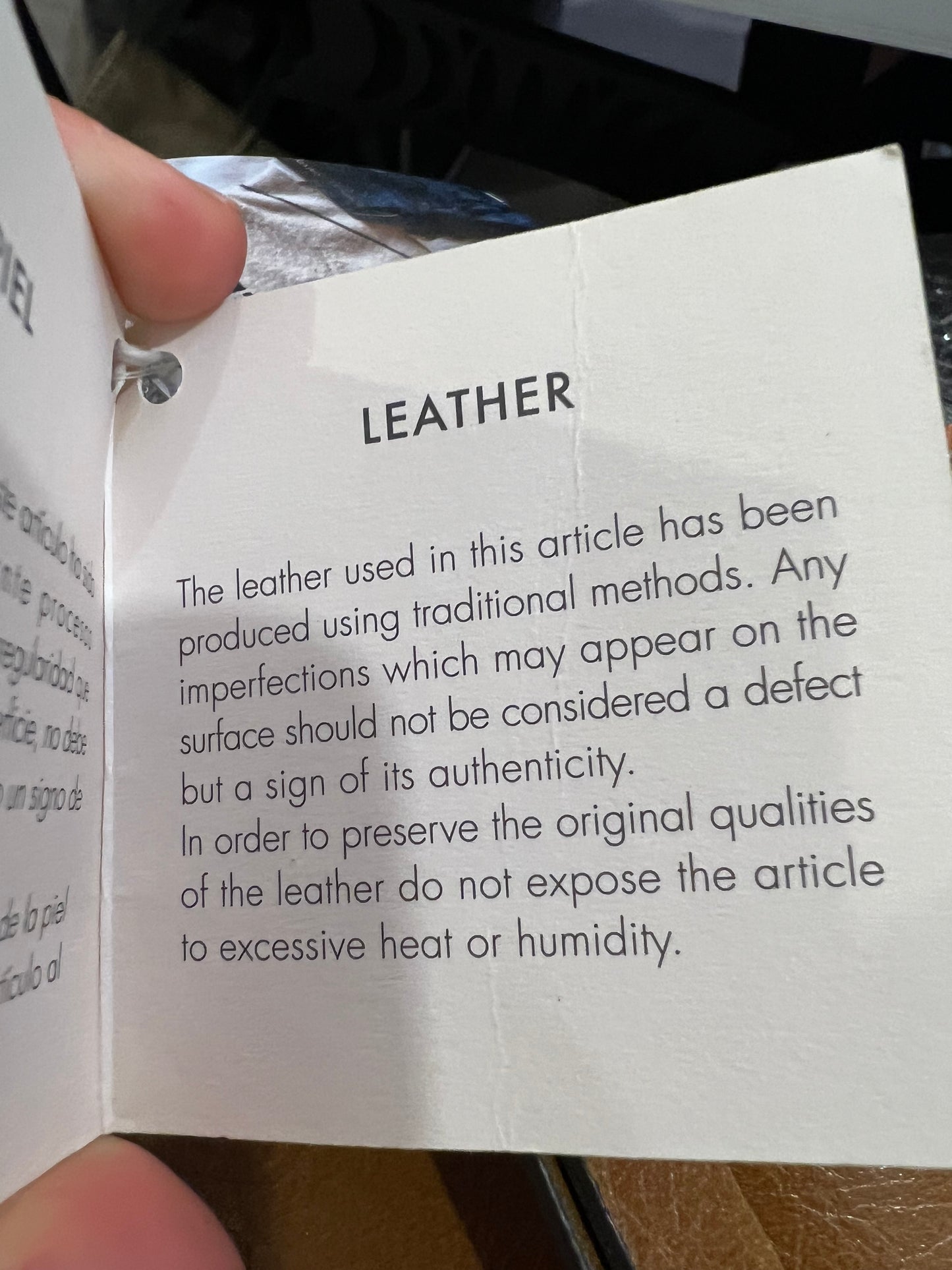 ADOLFO DOMINGUEZ. Cartera piel tachuelas