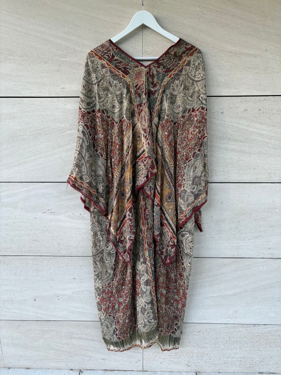 ZARA. Vestido estampado estilo kaftán