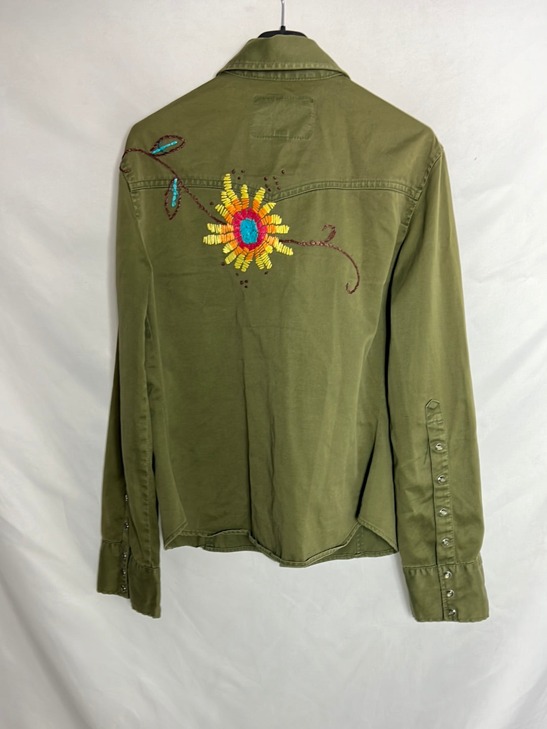 MISS SIXTY. Sobre camisa verde bordados. T L(S/M)