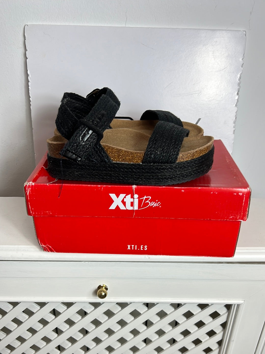 XTI. Black double-textured platforms. T37