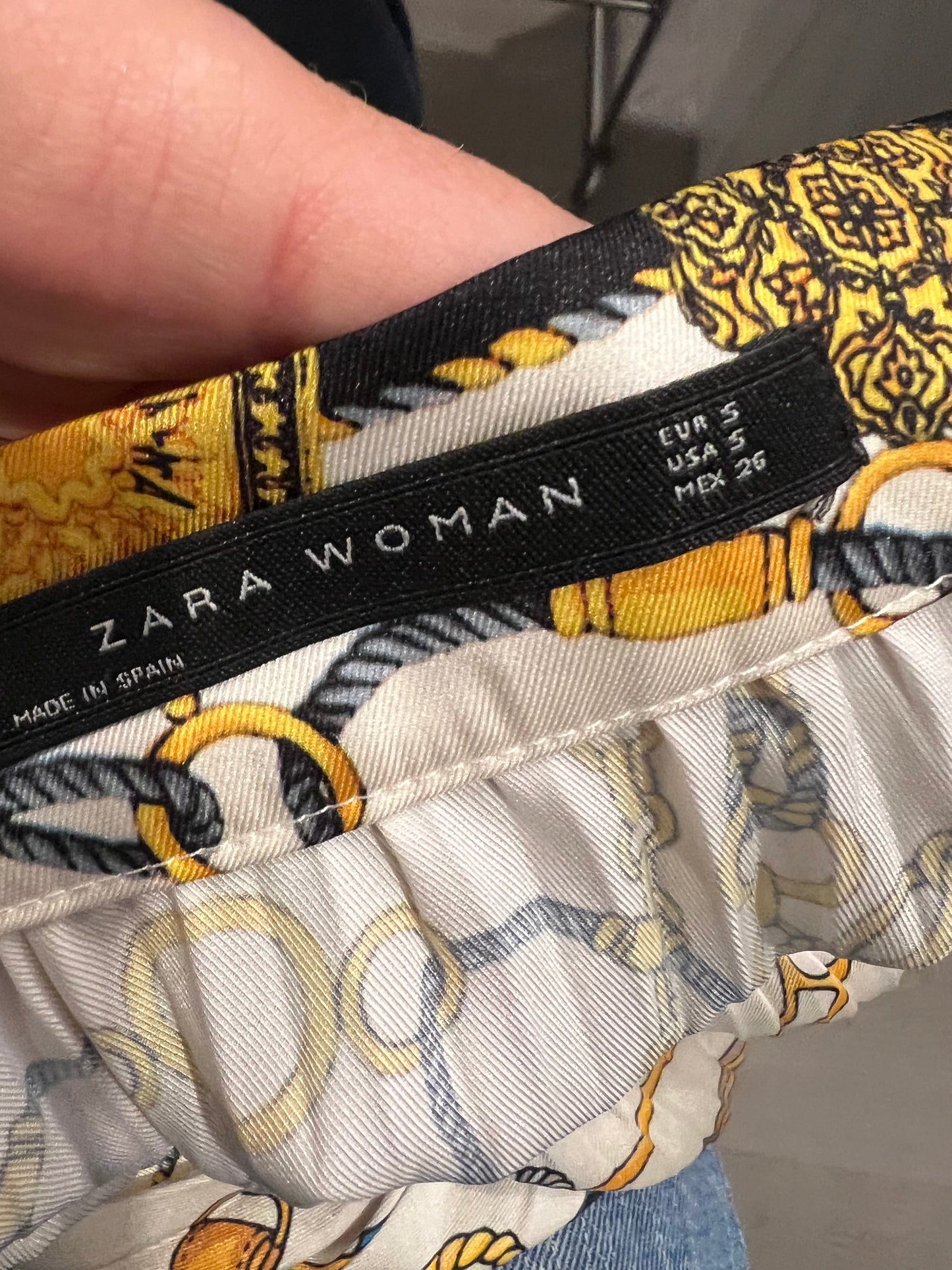 ZARA. Beige pleated printed skirt S.