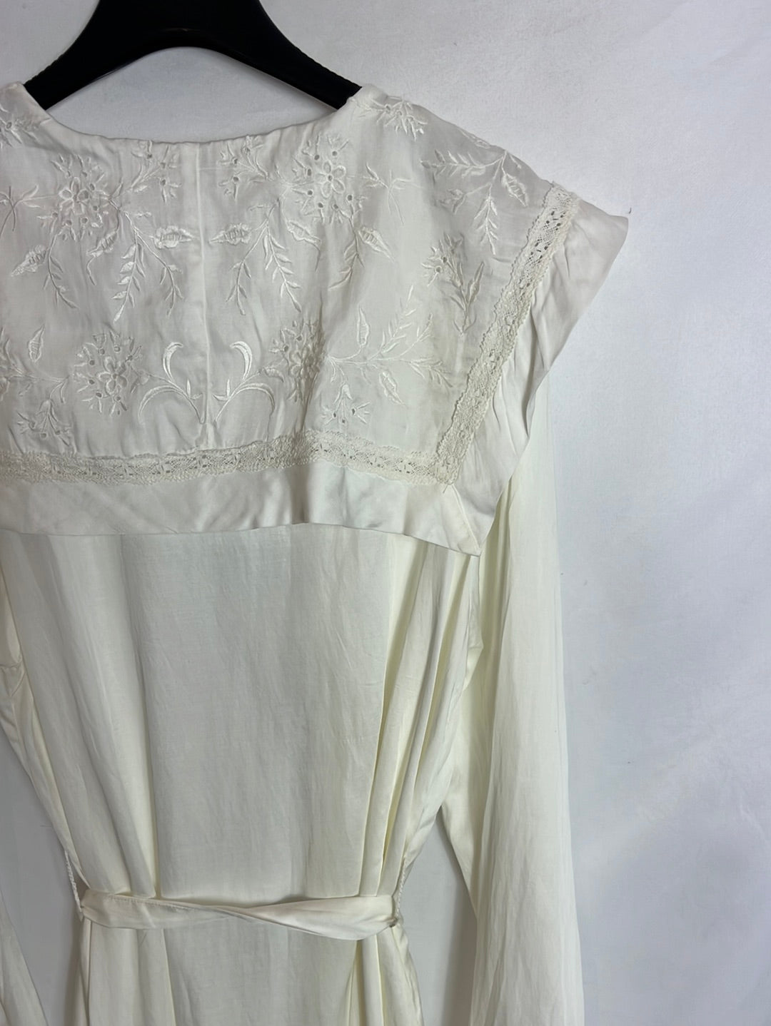 ZARA HOME. Bata blanca bordada T.l