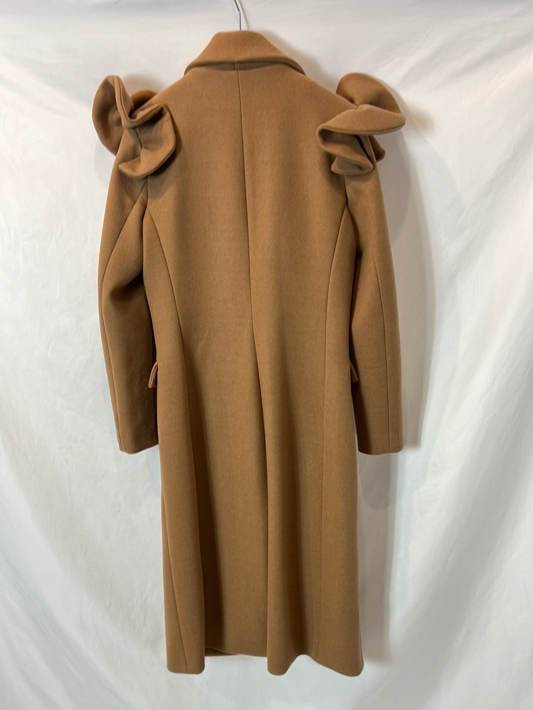 IQ COLLECTION. Camel coat with ruffle detail Tm