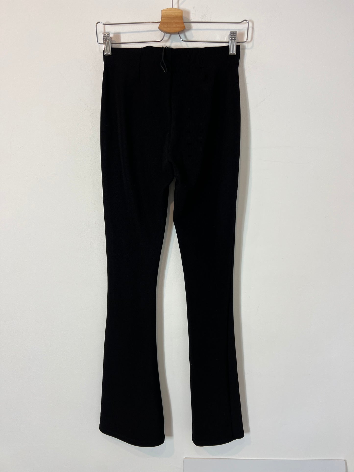 ZARA. Pantalón elástico campana T.m