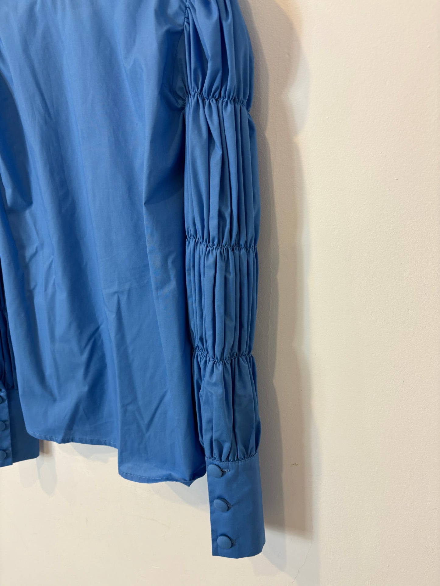 PARIS 64. Camisa azul manga fruncidos