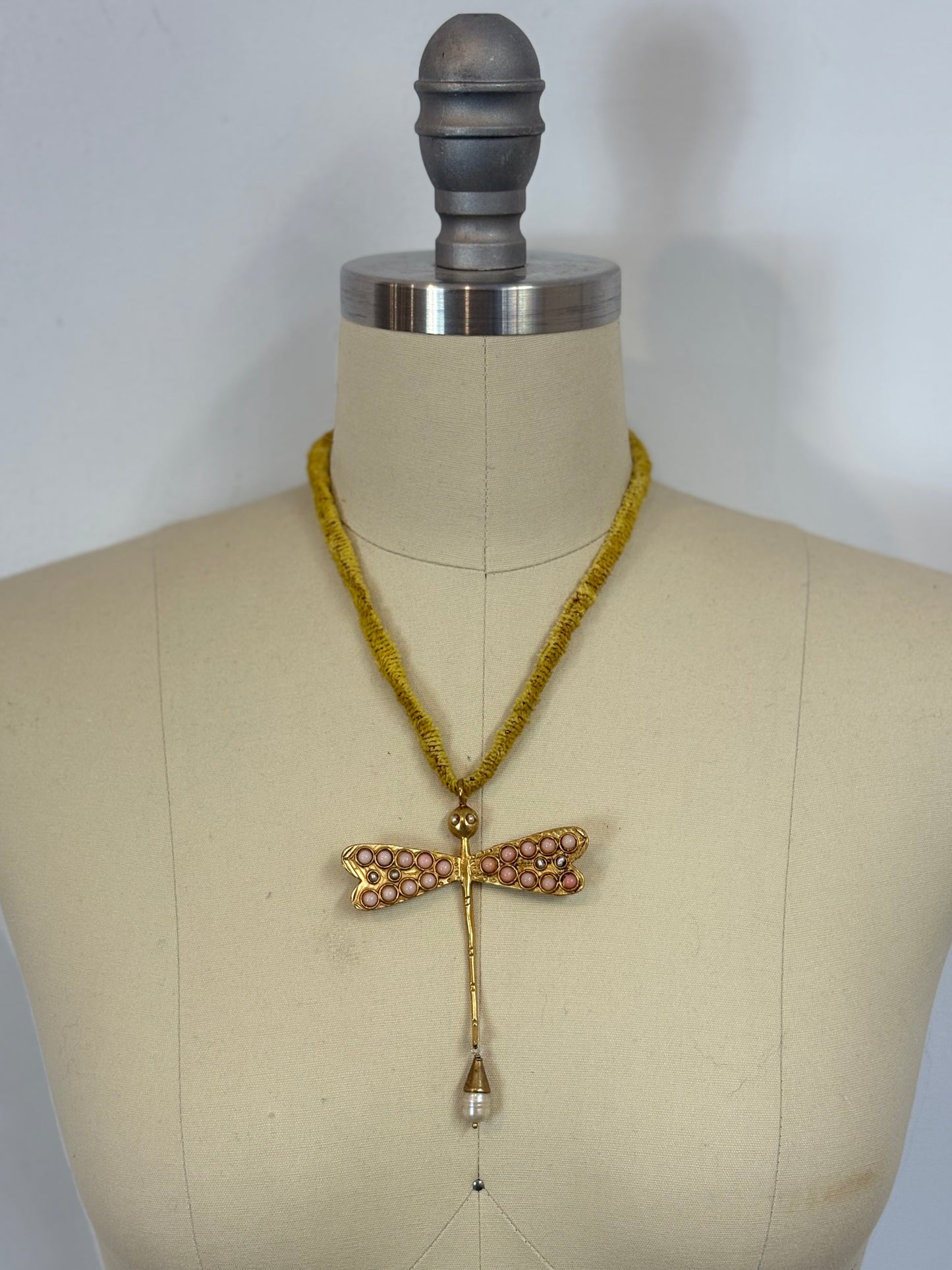 OTRAS. Pendiente estructura hojas ámbar