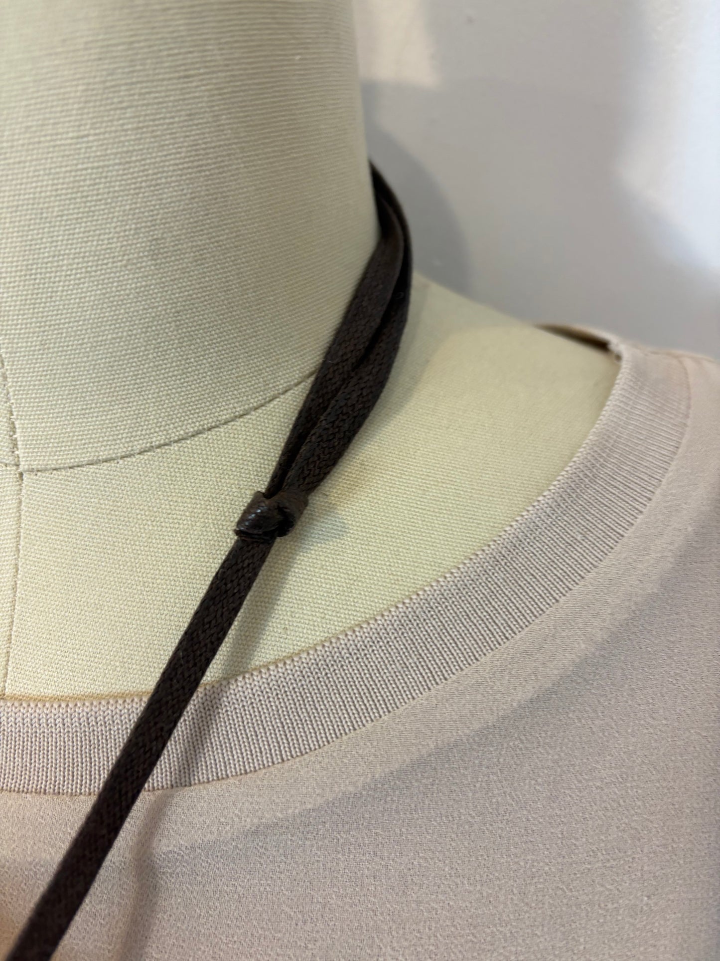 OTRAS. Collar cuero regulable colgante carey