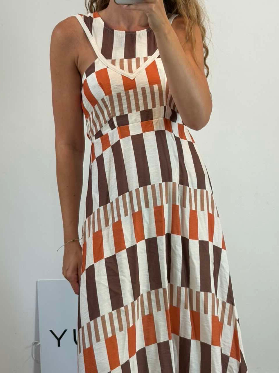Vestido midi fluido escote geométrico