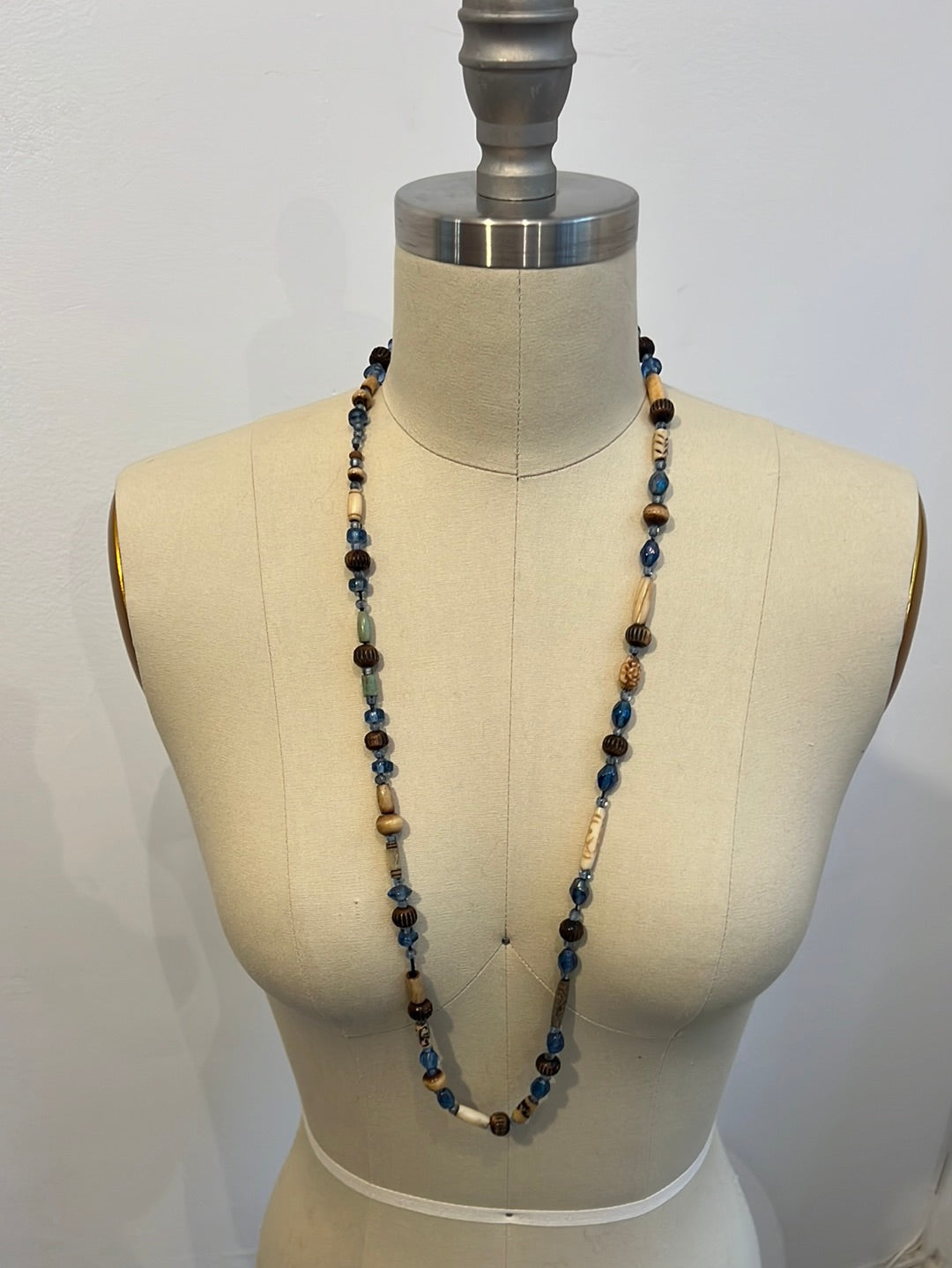 OTRAS. Collar largo bolas colores