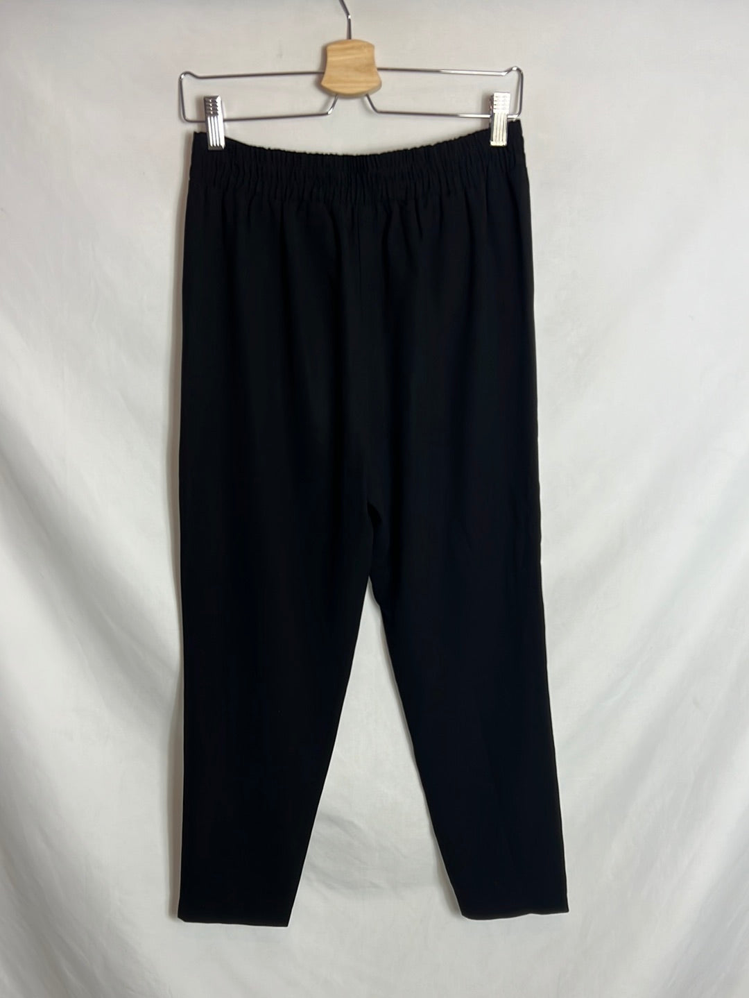 FOREVER 21. Pantalón negro pinzas. T S