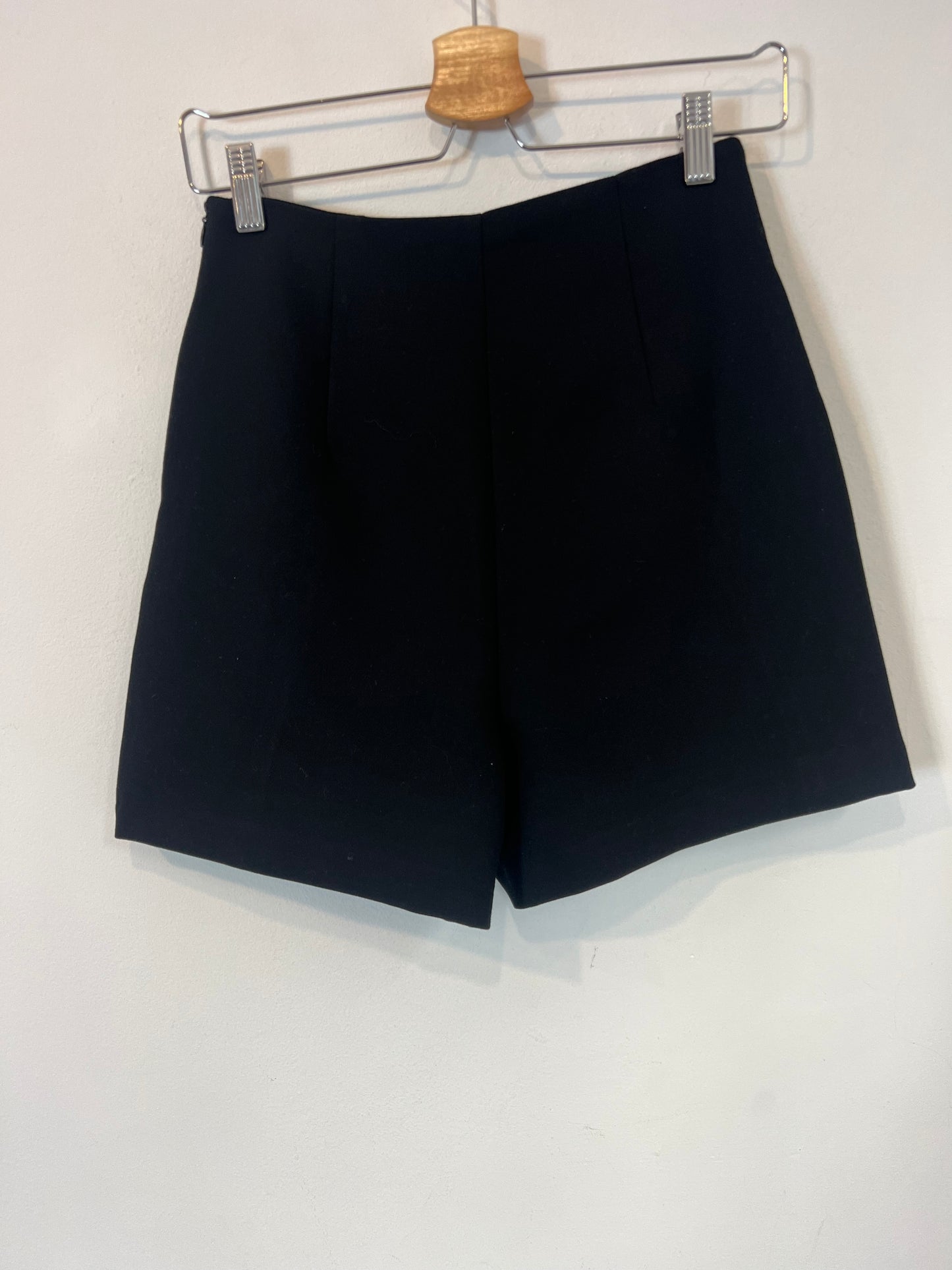 ZARA. Button-detailed shorts. XS