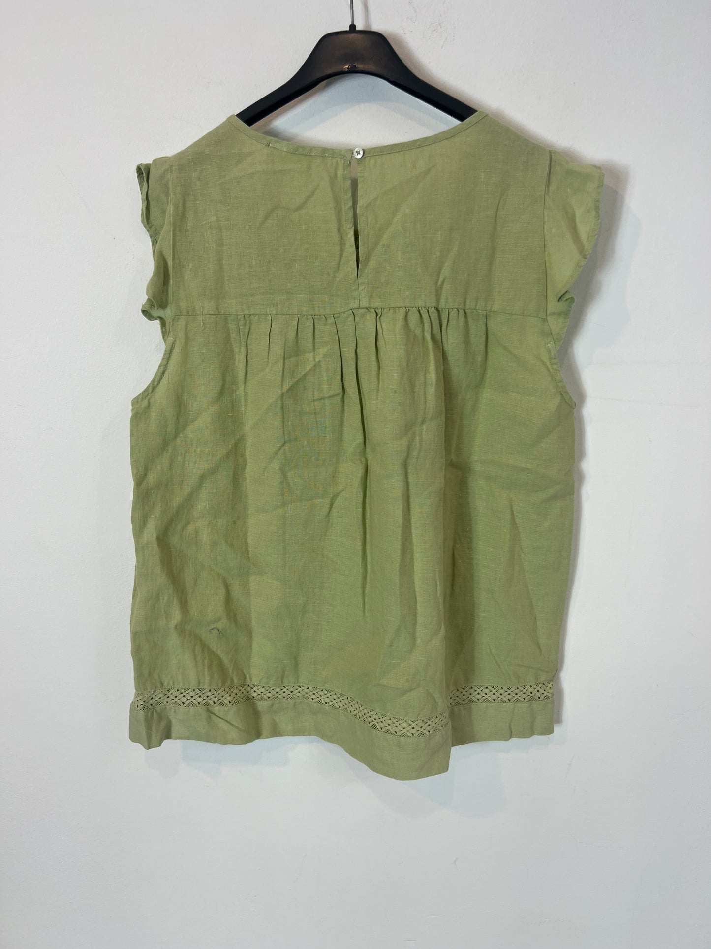 INDI & COLD. Green textured sleeveless top. TM