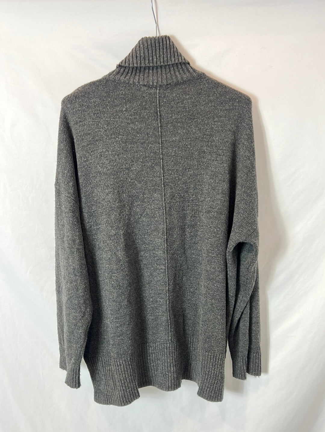 M LOUNGE. Tm long gray sweater