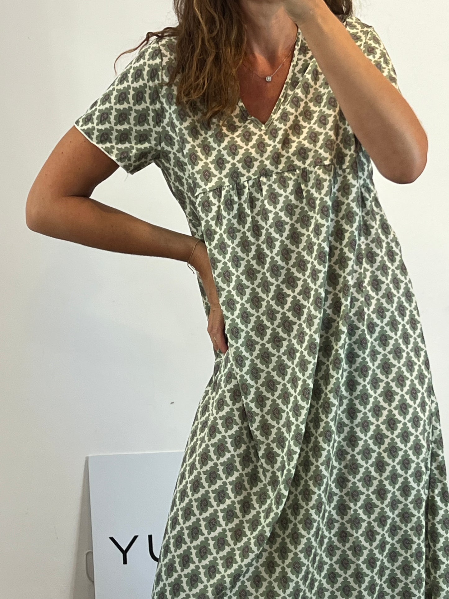 OTRAS. Vestido midi estampado verdes. T S/M