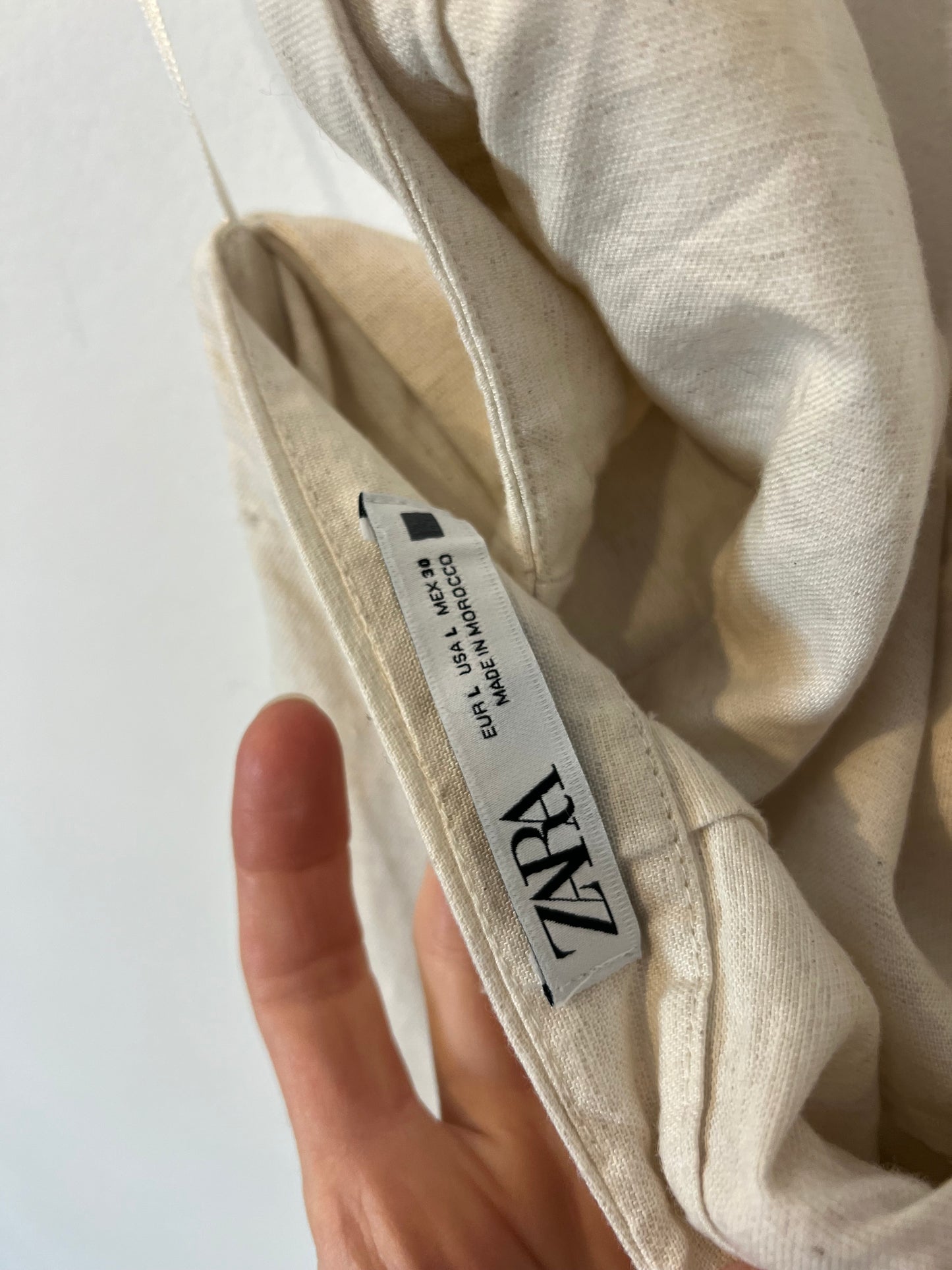 ZARA. Vestido largo color crudo abertura