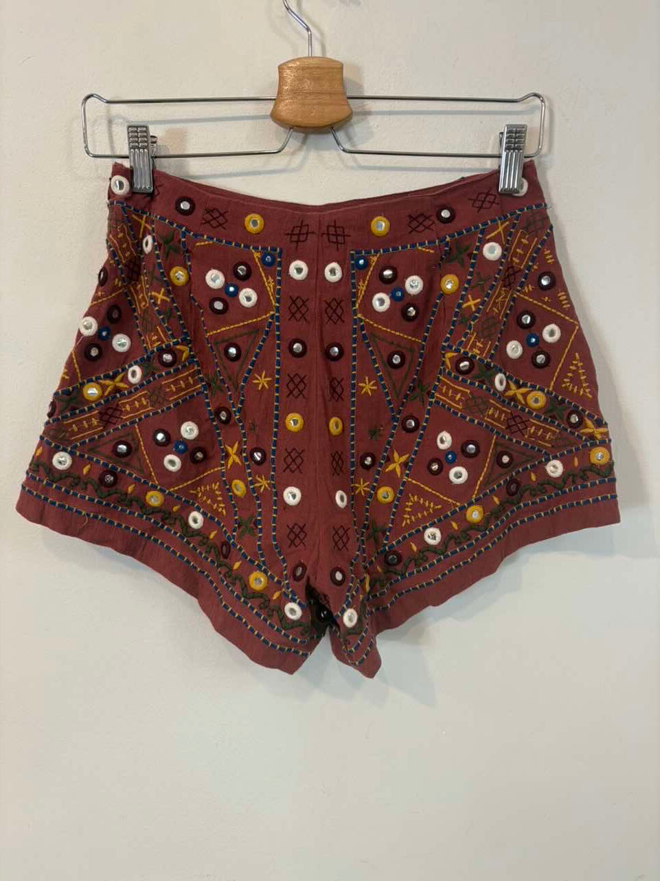ZARA. Pantalón corto abalorios