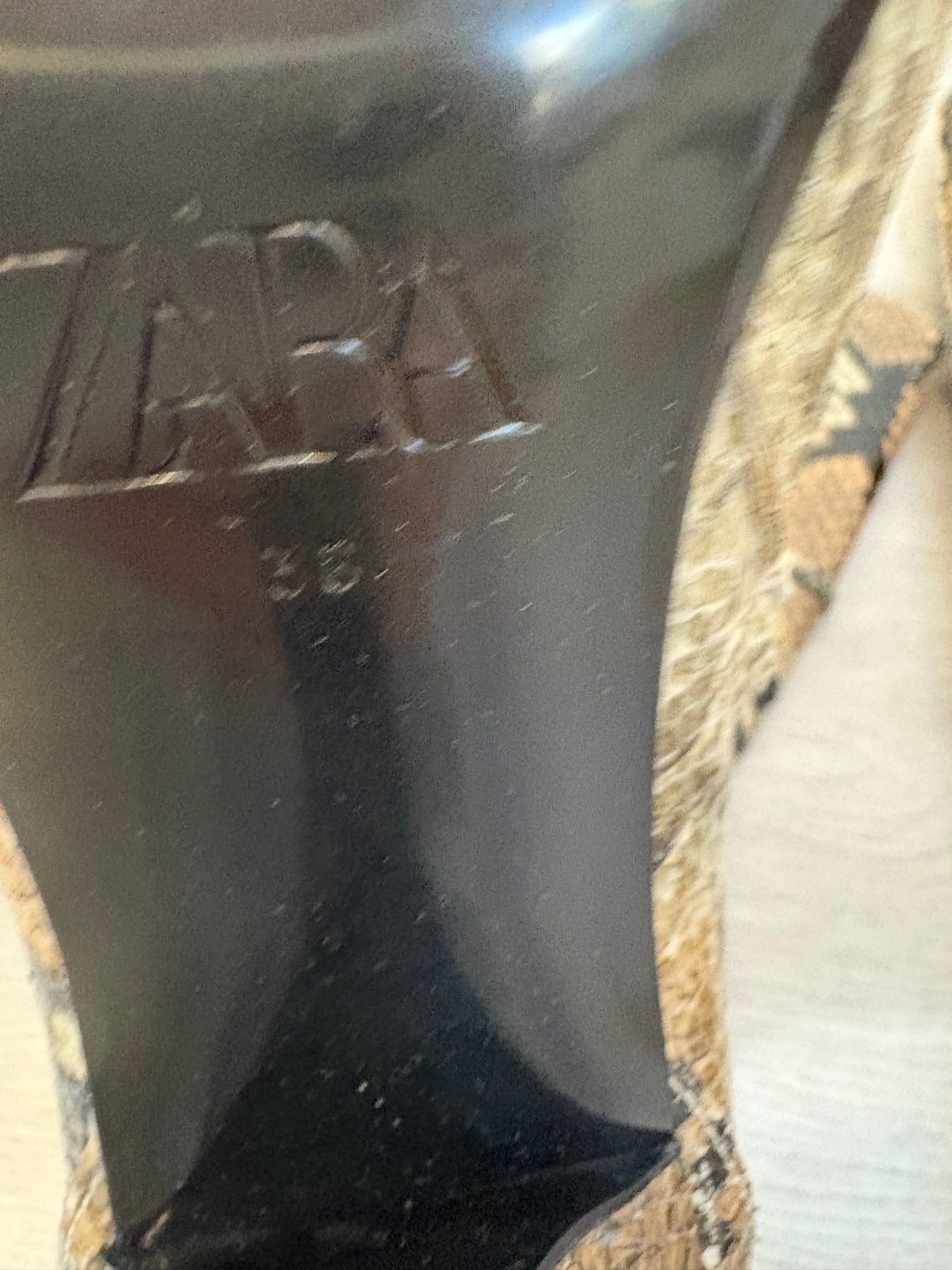 ZARA. Botas altas serpiente