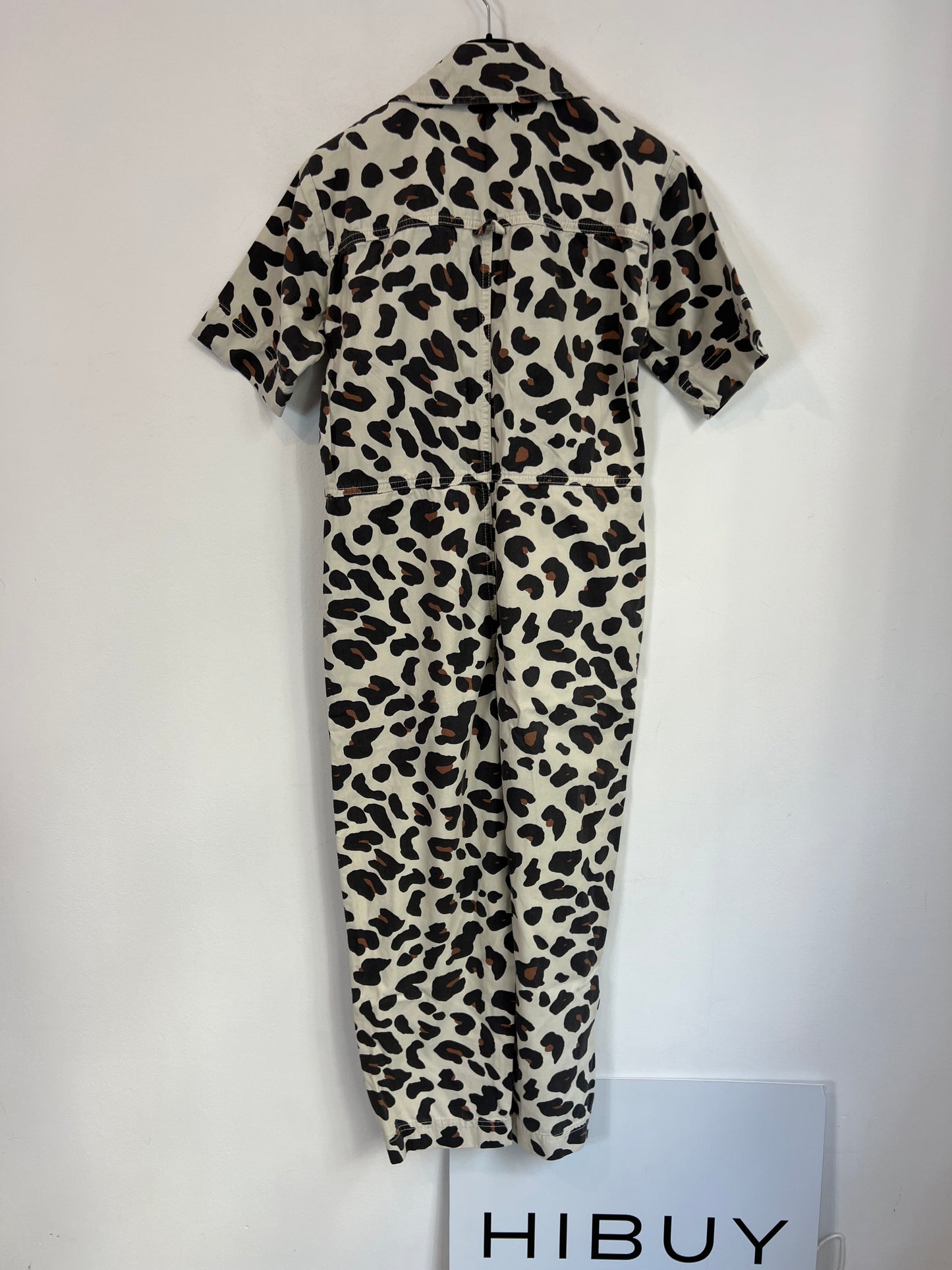 URBAN OUTFITERS. Mono beige animal print T.s