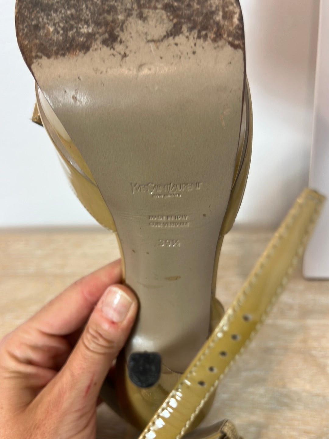 SAINT LAURENT. Sandalia beige charol T.39 1/2